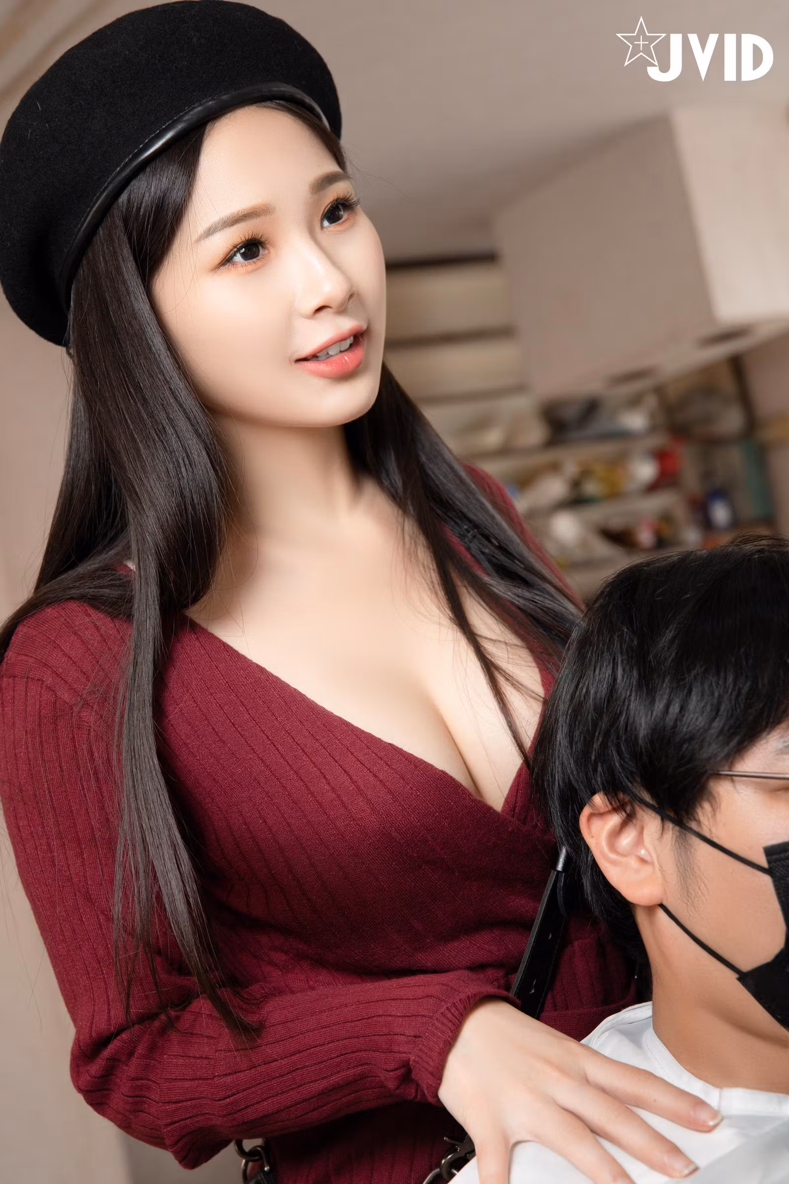 婕咪淫乱剪发的瞬间